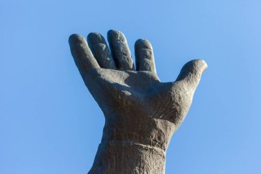 Avuç içi açık bir kadın eli gökyüzüne yükseldi.