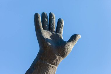Avuç içi açık bir kadın eli gökyüzüne yükseldi.