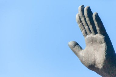 Avuç içi açık bir kadın eli gökyüzüne yükseldi.