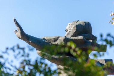 İkinci Dünya Savaşı sırasında ailenin koruyucusu olan bir kadının anıtı.