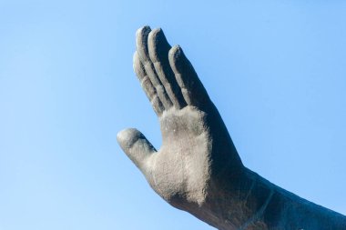 Avuç içi açık bir kadın eli gökyüzüne yükseldi.