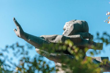 Avuç içi açık bir kadın eli gökyüzüne yükseldi.