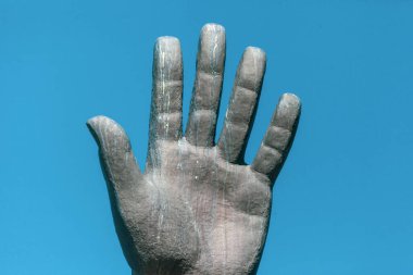 Avuç içi açık bir kadın eli gökyüzüne yükseldi.