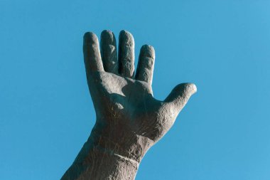 Avuç içi açık bir kadın eli gökyüzüne yükseldi.