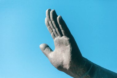 Avuç içi açık bir kadın eli gökyüzüne yükseldi.