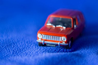 Mavi arka planda Sovyet kırmızı oyuncak arabası