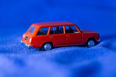 Mavi arka planda Sovyet kırmızı oyuncak arabası