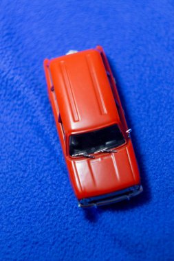 Mavi arka planda Sovyet kırmızı oyuncak arabası