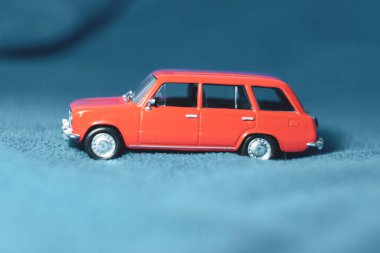 Mavi arka planda Sovyet kırmızı oyuncak arabası