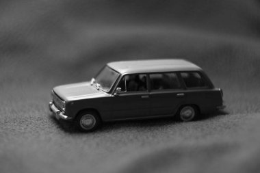 Mavi arka planda Sovyet kırmızı oyuncak arabası