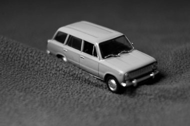 Mavi arka planda Sovyet kırmızı oyuncak arabası