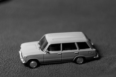 Mavi arka planda Sovyet kırmızı oyuncak arabası