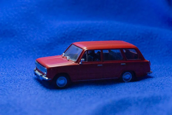 Carro Brinquedo Vermelho Soviético Fundo Azul — Fotografia de Stock