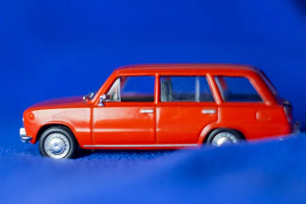 青い背景にソ連の赤いおもちゃの車 — ストック写真