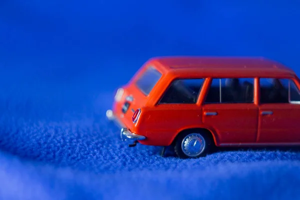 Carro Brinquedo Vermelho Soviético Fundo Azul — Fotografia de Stock