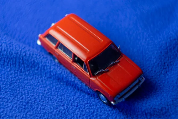 Красная Игрушечная Машина Синем Фоне — стоковое фото