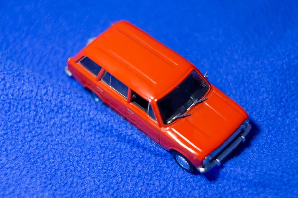 Σοβιετική Κόκκινο Παιχνίδι Αυτοκίνητο Μπλε Φόντο — Φωτογραφία Αρχείου