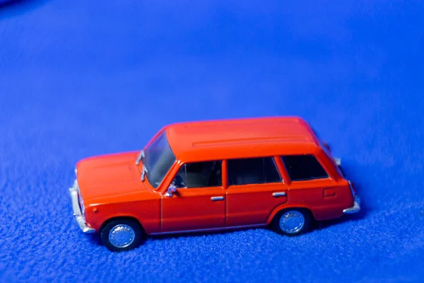 Красная Игрушечная Машина Синем Фоне — стоковое фото