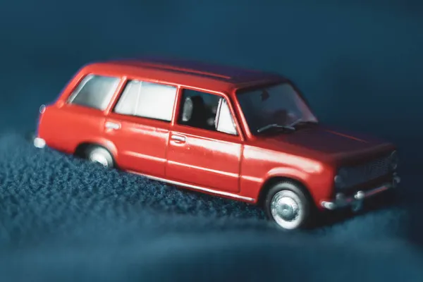 青い背景にソ連の赤いおもちゃの車 — ストック写真