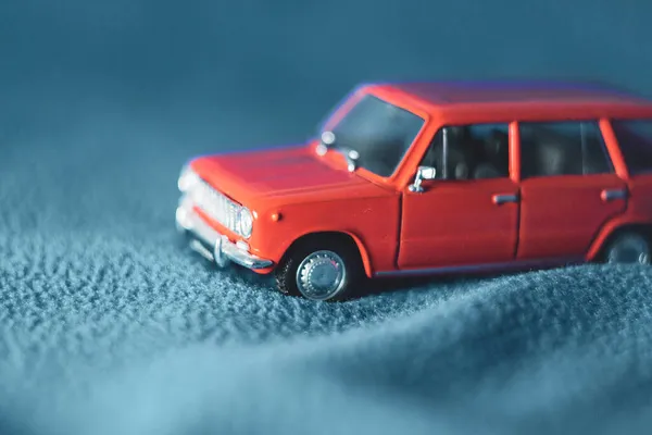 Σοβιετική Κόκκινο Παιχνίδι Αυτοκίνητο Μπλε Φόντο — Φωτογραφία Αρχείου