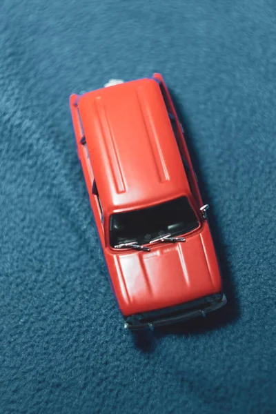 Radziecki Czerwony Samochód Zabawki Niebieskim Tle — Zdjęcie stockowe