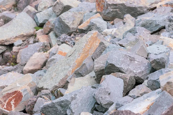 Μεγάλες Γκριζοκίτρινες Πέτρες Δίπλα Στη Λίμνη — Φωτογραφία Αρχείου