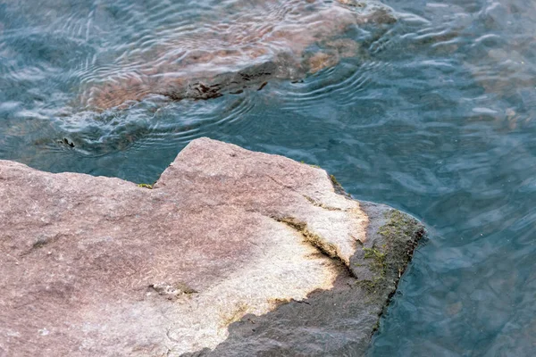 Grandes Piedras Gris Amarillas Junto Lago — Foto de Stock