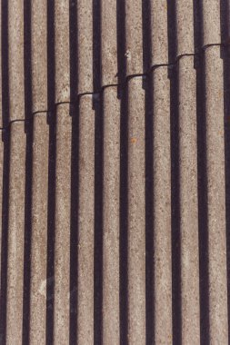 Evin çatısında gri dalgalı levha dokusu var.