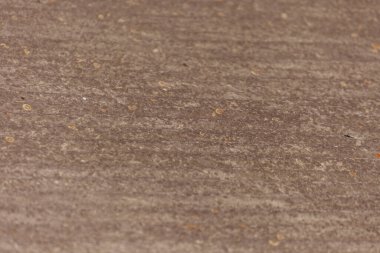 Evin çatısında gri dalgalı levha dokusu var.