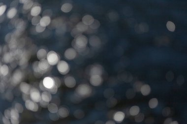 Suyun içindeki güneş ışınları.