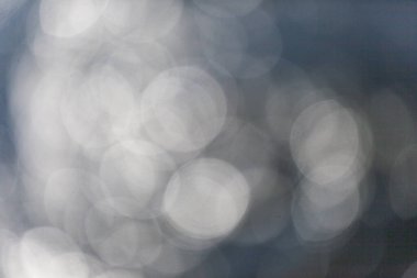 Suyun içindeki güneş ışınları.