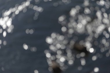 Suyun içindeki güneş ışınları.