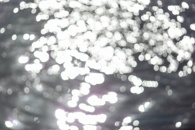 Suyun içindeki güneş ışınları.