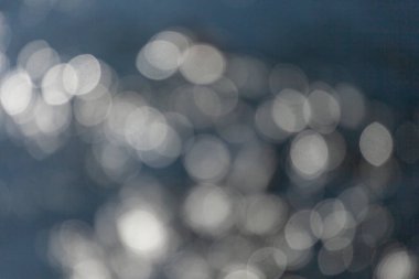 Suyun içindeki güneş ışınları.