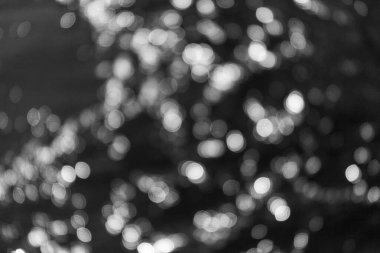 Suyun içindeki güneş ışınları.