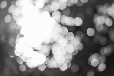 Suyun içindeki güneş ışınları.