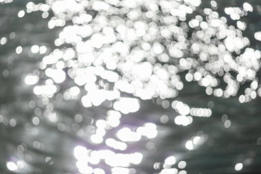 Suyun içindeki güneş ışınları.