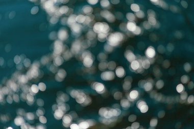 Suyun içindeki güneş ışınları.