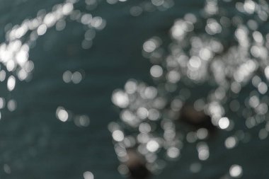 Suyun içindeki güneş ışınları.