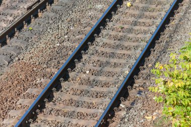 Tren ve yolcu trenleri için raylar ve raylar