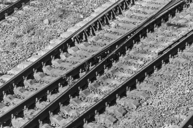 Tren ve yolcu trenleri için raylar ve raylar