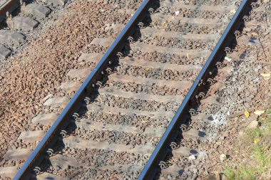 Tren ve yolcu trenleri için raylar ve raylar