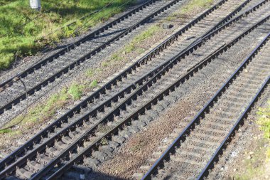 Tren ve yolcu trenleri için raylar ve raylar