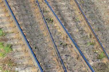 Tren ve yolcu trenleri için raylar ve raylar