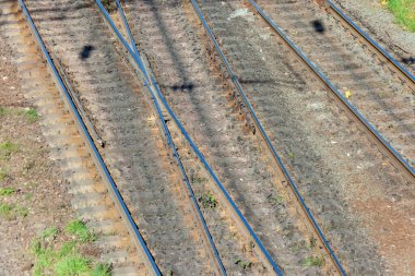 Tren ve yolcu trenleri için raylar ve raylar