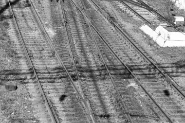 Tren ve yolcu trenleri için raylar ve raylar