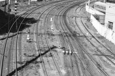 Tren ve yolcu trenleri için raylar ve raylar