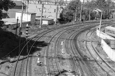 Tren ve yolcu trenleri için raylar ve raylar