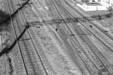 Tren ve yolcu trenleri için raylar ve raylar