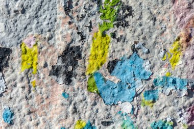 Beton bir duvardaki eski çatlak boya.